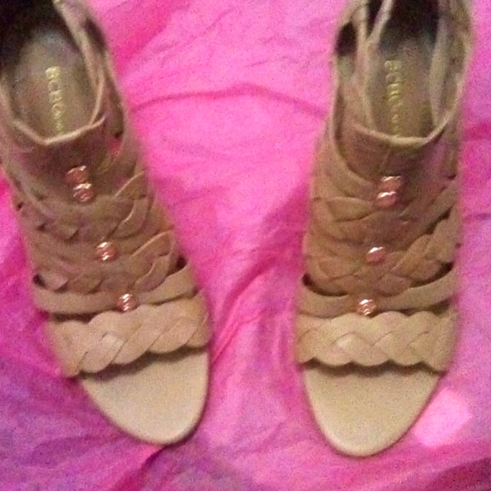 Leather sandals manmade lining sole.obe little scratch on the hill barely notice